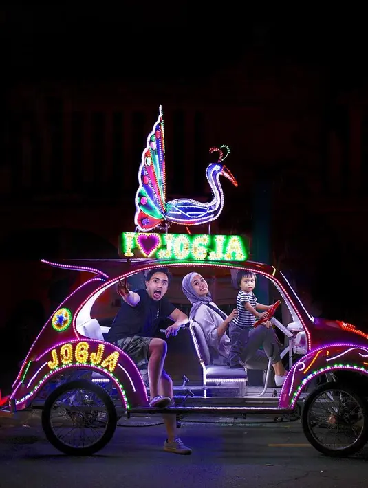 Ayudia dan suami Muhammad Pradana Budiarto alias Ditto yang tidak memiliki tradisi mudik, pada lebaran ini akan menghabiskan waktu lebaran dengan mengunjungi New Zealand. (Instagram/ayudiac)