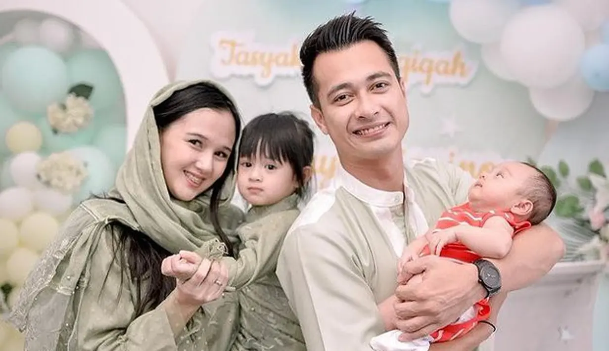 Acara yang satu ini mengangkat tema warna hijau pastel yang begitu manis. Terlihat Eza Gionino dan sang istri, serta putri mereka Nichole Zalya tampak matching pakai outfit warna hijau pastel. (SORE PICTURE)