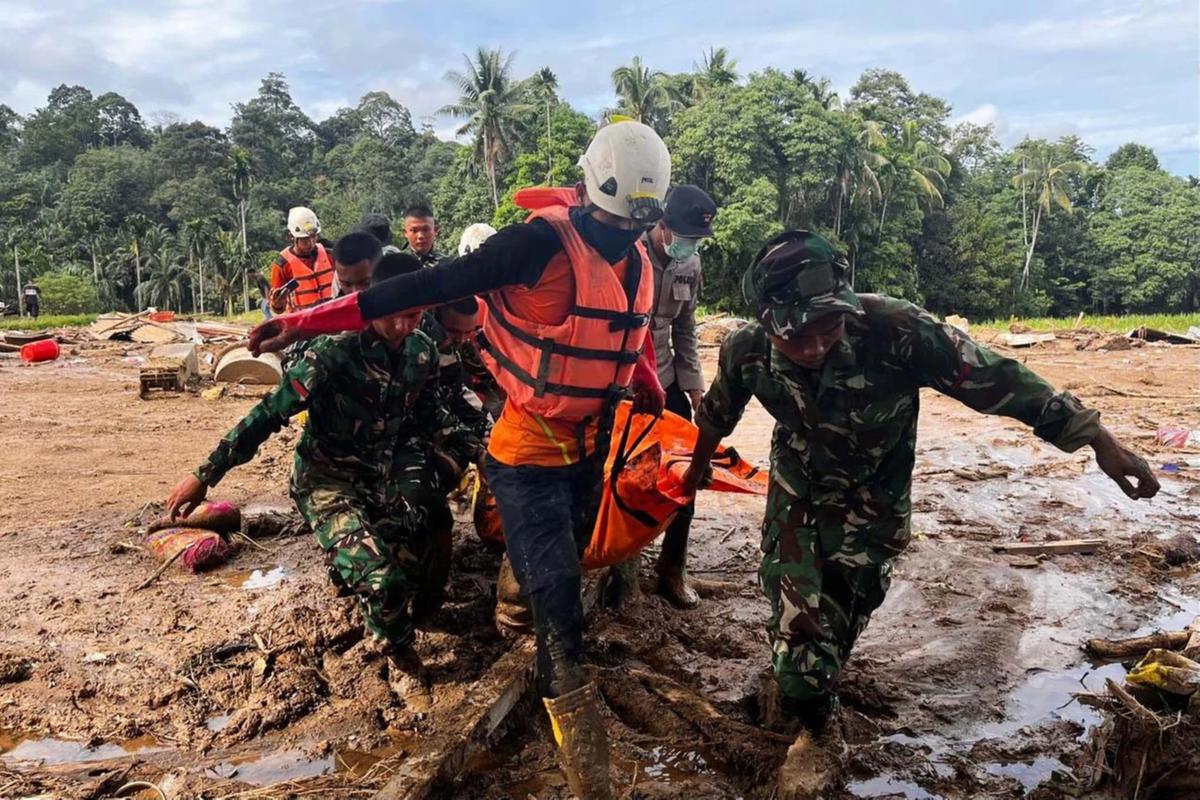 FOTO: Tim SAR Hadapi Medan Sulit Saat Evakuasi Korban Banjir Sumatera–Aceh