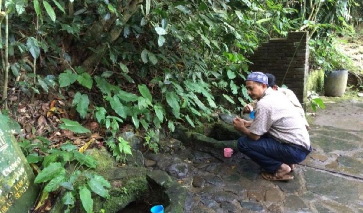 Lokasinya ada di Tengah Hutan