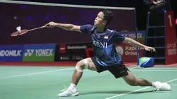 Anthony Ginting dipaksa menyerah dua set langsung oleh Viktor Axelsen 14-21, 13-21. (AP Photo/Dita Alangkara)