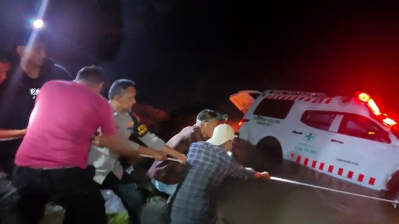 Ambulans Terjun ke Sungai