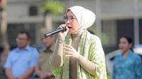 Melly Goeslaw menghadiri Aksi Simpatik Selamatkan Kemanusiaan di Gaza di Jakarta, baru-baru ini. Ia menulis puisi berjudul &ldquo;Kehilangan.&rdquo; Begini isinya. (Foto: Dok. Instagram @melly_goeslaw)