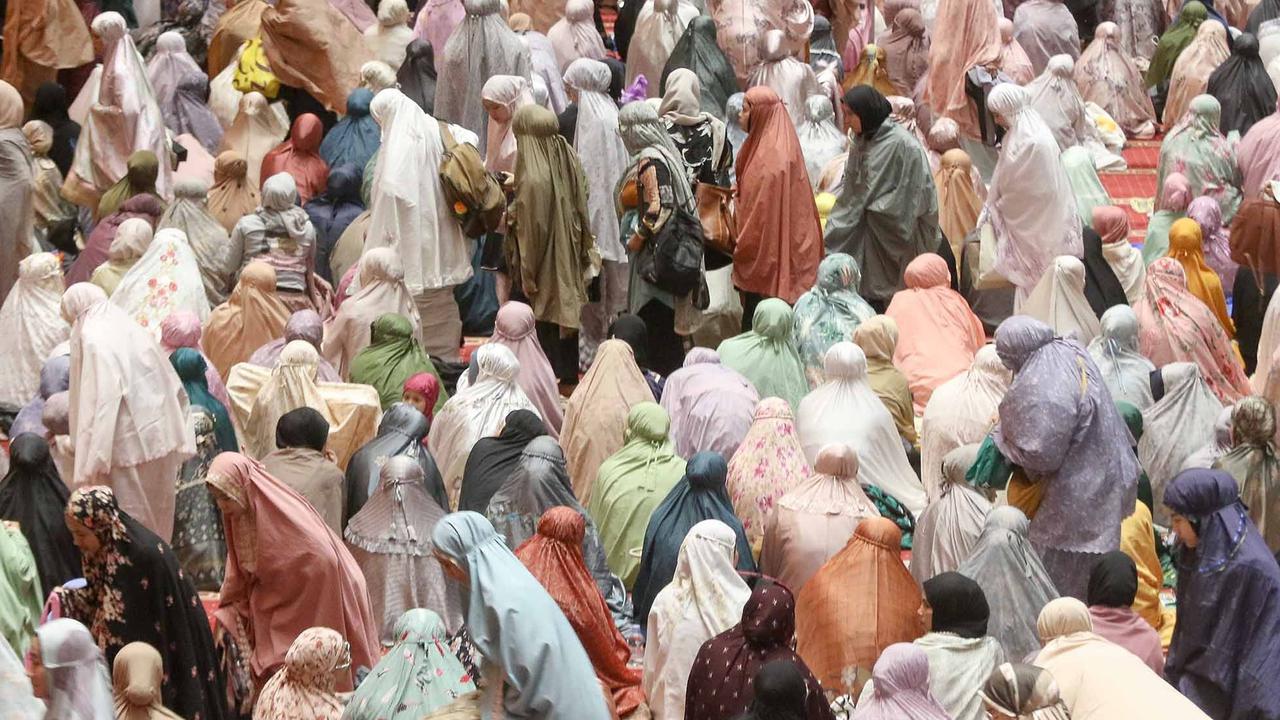 FOTO: Tarawih Pertama  di Bulan Ramadan , Ribuan Umat Islam Padati Mesjid Istiqlal