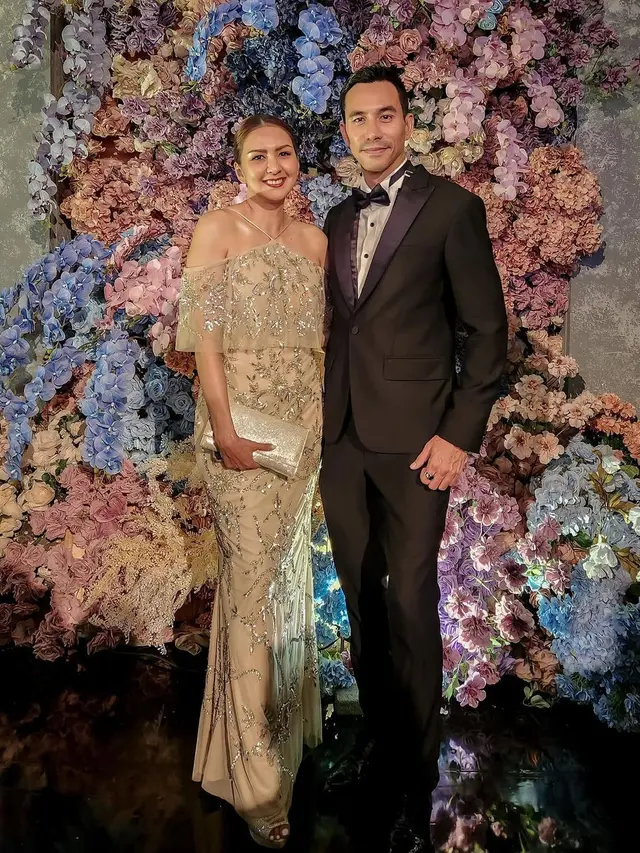 Donna Agmesia dan Darius Sinathrya di resepsi pernikahan Jessica Mila dan Yakup Hasibuan. (Foto: Instagram/dagnesia)