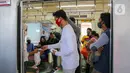 Sekelompok milenial PT KCI bernama C-Ranger membagikan masker kepada para pengguna jasa KRL di Stasiun Tanah Abang, Jakarta, Senin (17/8/2020). PT Kereta Commuter Indonesia (KCI) memperingati Hari Kemerdekaan RI dengan membagikan masker kepada para pengguna jasa KRL. (Liputan6.com/Faizal Fanani)
