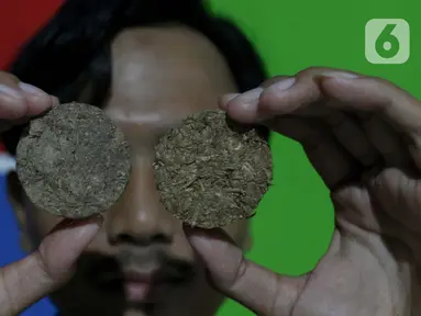 Salah satu pemuda perajin menunjukkan hasil olahan eceng gondok di kawasan Plaju, Palembang, Sumatra Selatan, Senin (26/5/2025). (Liputan6.com/Herman Zakharia)