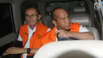 Mantan anggota DPRD Sumatera Utara periode 2009-2014, Elezaro Duha (kiri) dan Pasiruddin Daulay berada di dalam mobil usai menandatangan berkas P21 di gedung KPK, Jakarta, Senin (3/12). (Merdeka.com/Dwi Narwoko)