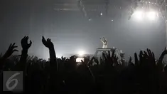 Penonton menikmati pertunjukan DJ kenamaan asal negeri Belanda, Armin van Buuren di JI-EXPO Kemayoran, Jakarta Pusat, Jumat (31/3). Armin van Buuren pernah dinobatkan sebagai DJ terbaik dunia empat kali berturut-turut. (Liputan6.com / Herman Zakharia)