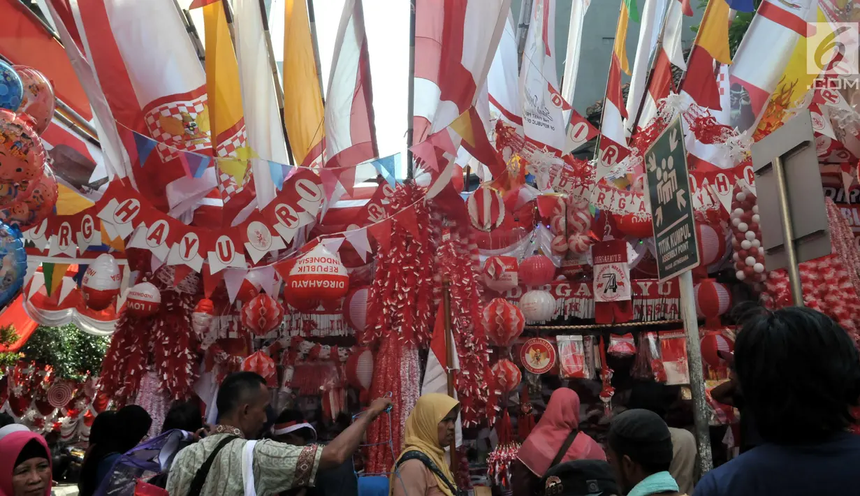 Pedagang melayani pembeli bendera Merah Putih dan pernak-pernik Hari Kemerdekaan memenuhi Pasar Jatinegara, Jakarta, Kamis (1/8/2019). Menjelang perayaan 17 Agustus, pedagang musiman pernak-pernak Hari Kemerdekaan mulai bermunculan di pasar dan pinggir jalan Ibu Kota. (merdeka.com/Iqbal S Nugroho)