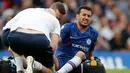 Pemain Chelsea Pedro meringis setelah cedera ketika menghadapi Leicester City dalam pertandingan Liga Inggris di Stadion Stamford Bridge, London, Minggu (18/8/2019). Pertandingan berakhir imbang 1-1. (AP Photo/Frank Augstein)