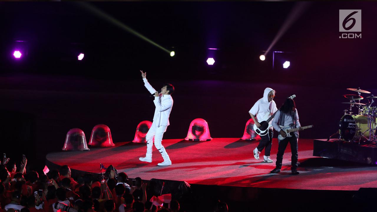 Aksi Enerjik Grup Band GIGI di Penutupan Asian Games 2018