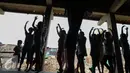 Sejumlah anak berlatih balet di Bantaran Kali Ciliwung, , Jakarta, Sabtu (29/8/2015). Kedubes Australia bekerja sama dengan Yayasan Bina Ballet Indonesia menyelenggarakan menari Balet untuk anak-anak di Ciliwung. (Liputan6.com/Faizal Fanani)