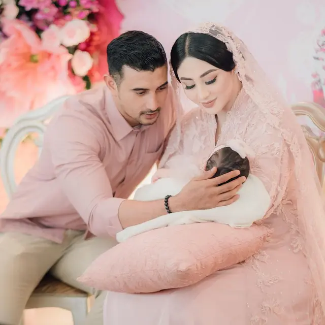 7 Momen Akikah Baby Guzelim Anak Margin Wieheerm dan Ali Syakieb, Bernuansa Pink