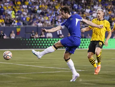 Tembakan bek Chelsea Ben Chilwell ke gawang Borussia Dortmund pada laga uji coba pramusim di Soccer Field, Amerika Serikat, Kamis (3/8/2023). (AP Photo/Nam Y. Huh)
