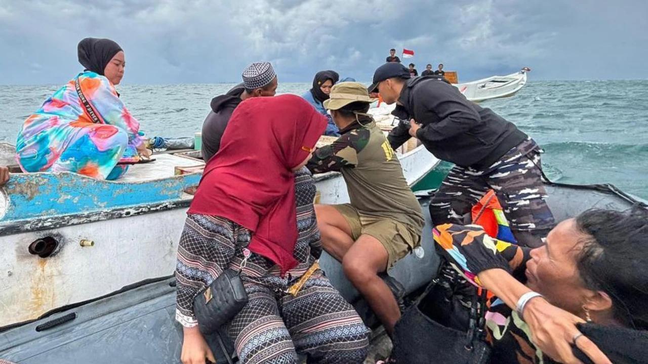 FOTO: KRI Hiu-634 Evakuasi Lima Penumpang KM Jolor yang Mati Mesin di Perairan Makassar