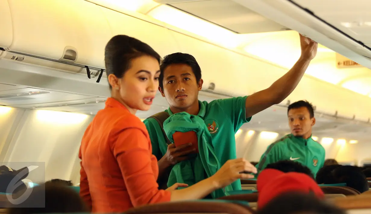 Pemain Timnas Indonesia, Bayu Gatra bersiap memasukkan bagasi jelang bertolak ke tanah air dari Bandara Suvarnabhumi, Bangkok, Minggu (18/12). Sebelumnya, Indonesia melakoni laga final Piala AFF 2016 kontra Thailand. (Liputan6.com/Helmi Fithriansyah)