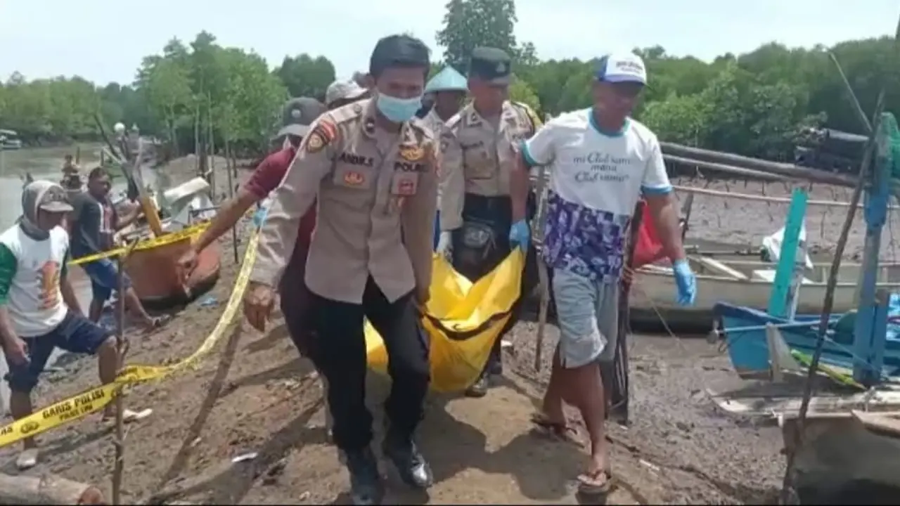 Polisi bersama warga mengevakuasi jenazah AF yang ditemukan di area Pantai Larangan Banyuwangi. (Istimewa)
