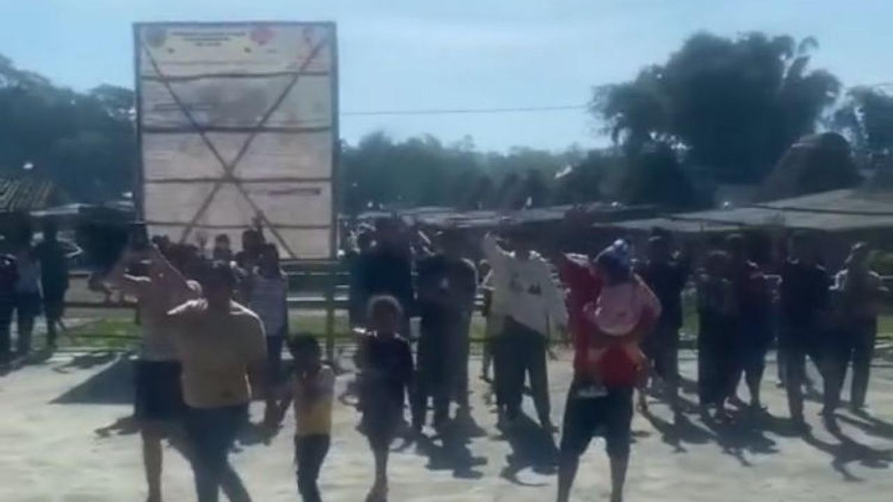 Momen Perpisahan Mahasiswa KKN UGM dengan Warga Desa di NTT Ini Viral, Bikin Haru