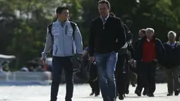 Pebalap Manor Racing asal Indonesia, Rio Haryanto, bersama manajernya, Piers Hunnisett, jelang latihan bebas pertama F1 GP Kanada di Sirkuit Gilles Villeneuve, Kanada, Jumat (10/6/2016). (Bola.com/Twitter/F1)