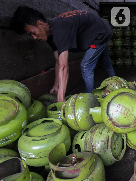 Pekerja memindahkan tabung gas elpiji 3 kilogram di Jakarta, Senin (8/3/2020). PT Pertamina (Persero) meneken sales confirmation agreement untuk liquefied petroleum gas dan sulfur dari Abu Dhabi guna menambah pasokan kebutuhan dalam negeri sebesar 6 juta ton per tahun. (Liputan6.com/Johan Tallo)