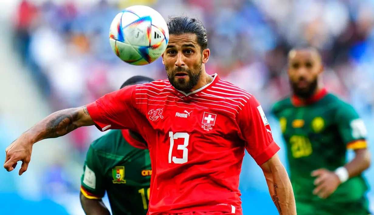 Pemain Swiss Ricardo Rodriguez saat melawan Kamerun pada pertandingan sepak bola Grup G Piala Dunia 2022 di Stadion Al Janoub, Al Wakrah, Qatar, Kamis (24/11/2022). Swiss mengalahkan Kamerun dengan skor 1-0. (AP Photo/Petr Josek)