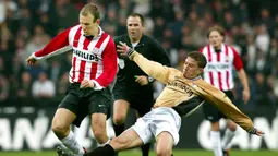 PSV Eindhoven. Arjen Robben dikontrak PSV selama dua musim, yaitu 2002/2003 dan 2003/2004 berkat penampilan apiknya bersama Groningen. Ia tampil dalam 75 laga dengan torehan 21 gol dn 21 assists. Pada musim pertamanya ia sukses mempersembahkan trofi Eredivisie. (Foto: AFP/ANP/Robert Vos)