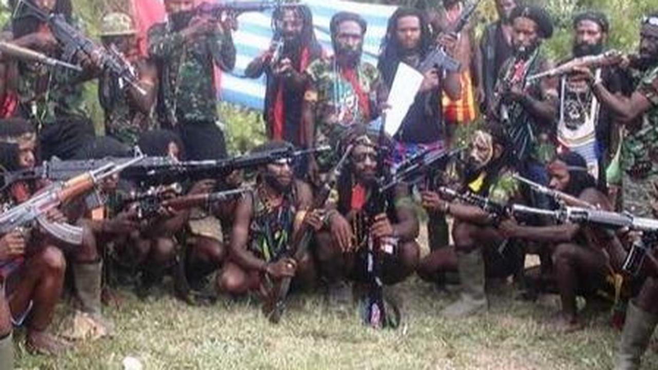 Kelompok Kriminal Bersenjata (KKB) kembali berulah jelang HUT ke-78 RI. Kali ini, KKB melakukan pembakaran Tower Terkomsel di Kabupaten Puncak, Papua Tengah, Rabu (16/8).