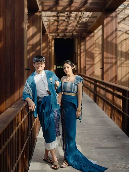 Sedangkan Chef Arnold padukan kemeja linen dengan outer dan sarung berwarna senada. Lengkap dengan udeng khas pria Bali [@tiffanysoetanto]