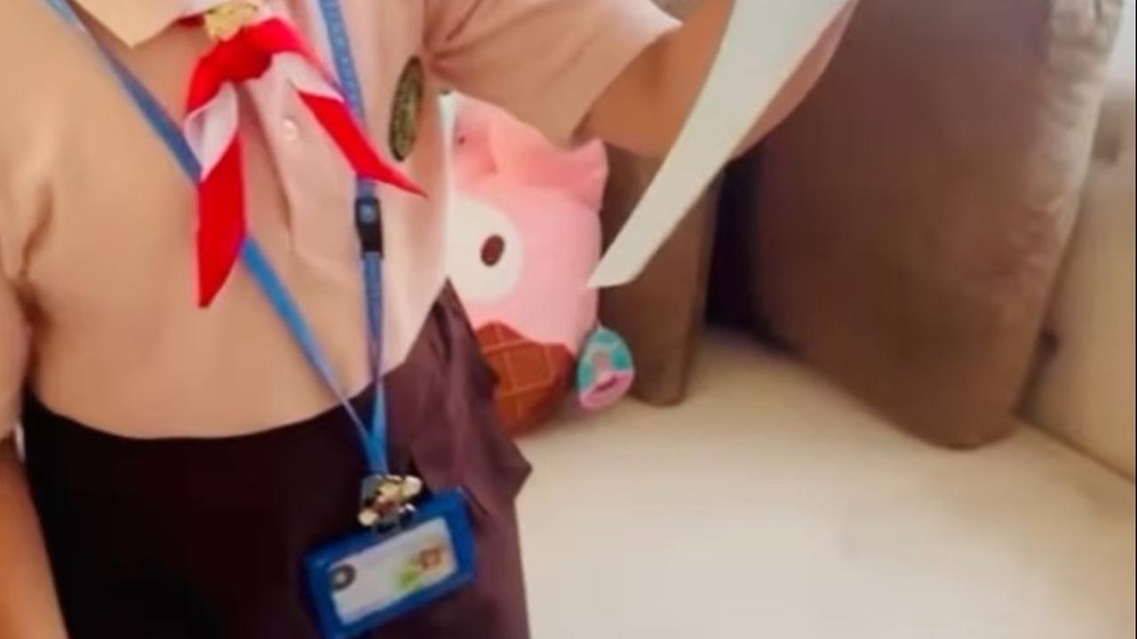 Seolah tak percaya, Jizzy terus tersenyum dan membeku melihat lukisannya. Tak berapa lama, bocah berusia 10 tahun ini langsung berlari memeluk ibunya sambil mengucap terima kasih.<br>