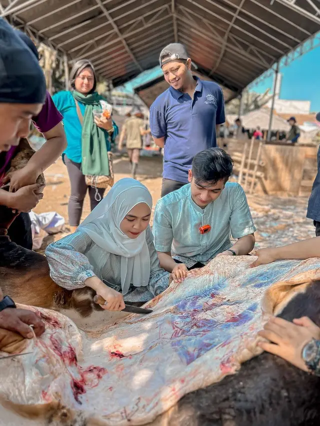 Potret Artis yang Ikut Potong Kurban di Hari Raya, Ayu Ting-Ting Hingga Ria Ricis