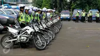 Ratusan Polantas mengikuti apel gelar pasukan kesiapan banjir di Mapolda Metro Jaya, Jakarta, Selasa (10/11). Apel tersebut guna mempersiapkan pasukan dan infrastruktur pendukung untuk mengantisipasi banjir di Ibukota Jakarta. (Liputan6.com/Yoppy Renato)
