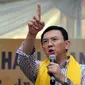 Cagub DKI Jakarta Basuki Tjahaja Purnama saat memberi pernyataan pada syukuran ulang tahun Ketua Dewan Pakar Golkar, Agung Laksono di Jakarta, Minggu (26/3). Acara juga dihadiri Ketum Golkar Setya Novanto. (Liputan6.com/Helmi Fithriansyah)