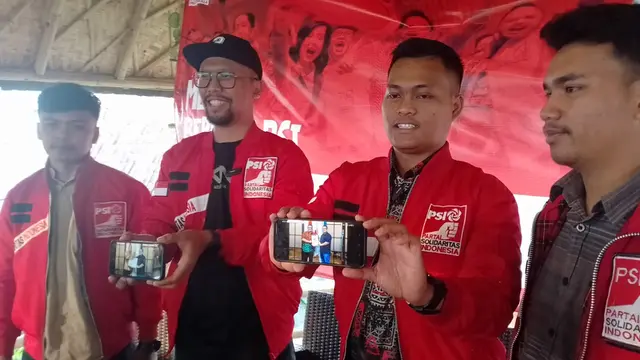Ketua Ketua Bappilu PSI Jabar Widi Nugroho bersama Ketua DPC PSI Garut Ramlan Gumelar menunjukan pertemuan bakal calon Helmi Budiman-YNL bersama Kaesang, di depan wartawan Garut. (Liputan6.com/Jayadi Supriadin)