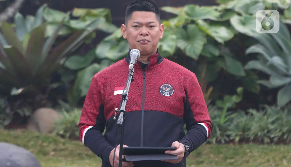 Kontingen Indonesia untuk SEA Games ke-32 Kamboja resmi dikukuhkan oleh Ketua Komite Olimpiade Indonesia (KOI), Raja Sapta Oktohari, dan Menpora Dito Ariotedjo. (Liputan6.com/Herman Zakharia)