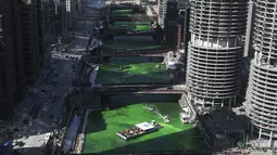 Pewarnaan Sungai Chicago dimulai, terlihat dari ballroom penthouse lantai 39 di hotel Royal Sonesta, Chicago, Sabtu (12/3/2022). Perubahan warna ini dilakukan untuk menyambut Hari St. Patrick pada Kamis mendatang.  (John J. Kim/Chicago Tribune via AP)