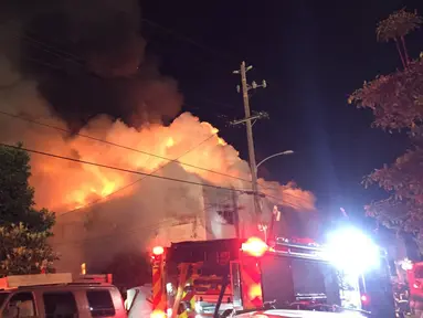 Kebakaran besar menghanguskan sebuah  gudang yang diubah menjadi kelab malam di Oakland, California, Sabtu (3/12). Sedikitnya sembilan orang dikonfirmasi tewas, kebanyakan ditemukan petugas di lantai dua bangunan. (Seung Lee/Handout via Reuters)