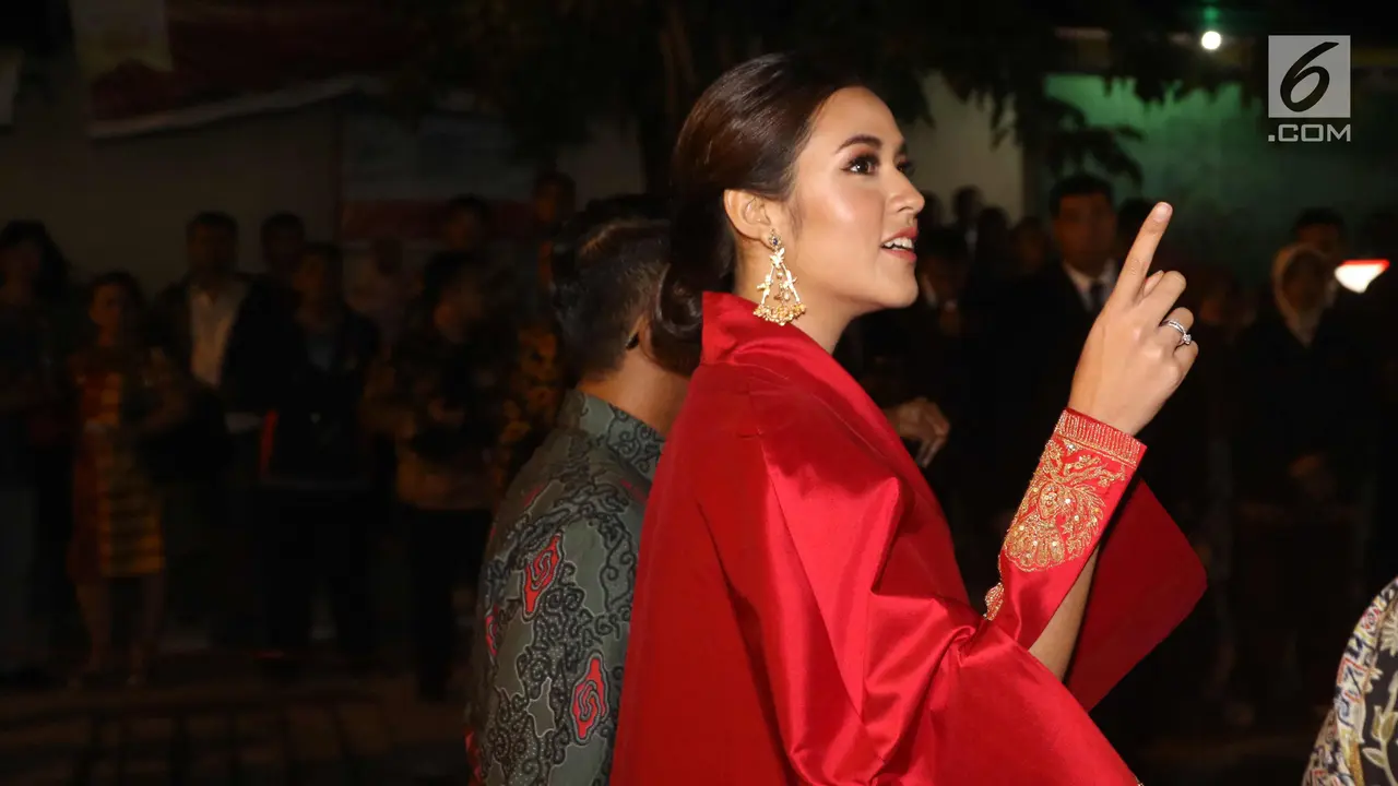 Dalam Balutan Batik Merah Keemasan, Raisa Tampil Cantik di Resepsi Kahiyang-Bobby