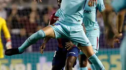 Pemain Barcelona Gerard Pique berebut bola dengan pemain Levante, Emmanuel Boateng pada jornada ke-37 La Liga di Estadio Ciudad de Valencia, Senin (14/5). Barcelona gagal menjaga rekor tak terkalahkan musim ini pada ajang La Liga Spanyol (AP/Alberto Saiz)