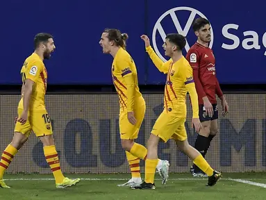 Bek Barcelona, Jordi Alba (kiri) berselebrasi dengan rekan-rekannya usai mencetak gol ke gawang Osasuna pada pertandingan lanjutan La Liga Spanyol di stadion El Sadar di Pamplona, Spanyol, Minggu (7/3/2021). Barcelona menang atas Osasuna 2-0. (AP Photo/Alvaro Barrientos)