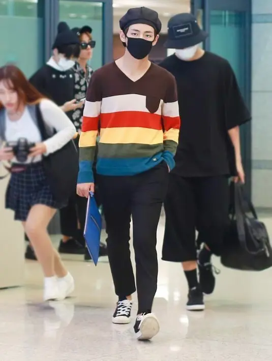 Di musim yang lebih hangat, V memilih jenis baju yang lebih casual dan minim layer.(Pinterest)