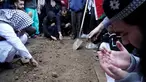 Anggota komunitas muslim berduka atas Wadea Al Fayoume di makamnya di LaGrange, Illinois, Amerika Serikat, Senin (16/10/2023). Seorang pria Illinois didakwa melakukan kejahatan kebencian atau hate crime karena menikam seorang anak laki-laki muslim berusia 6 tahun hingga tewas dan melukai ibunya secara serius. (AP Photo/Nam Y. Huh)