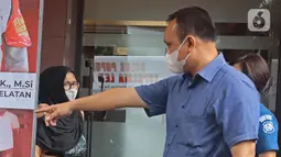 Mantan artis cilik, Ratna Fairuz Albar atau Iyut Bing Slamet dihadirkan dalam kasus dugaan penyalahgunaan narkoba di Mapolres Jakarta Selatan, Sabtu (5/12/2020). Saat penangkapan, polisi menemukan barang bukti berupa satu clip plastik sabu bekas pakai. (Liputan6.com/Herman Zakharia)
