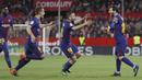 Para pemain Barcelona merayakan gol Lionel Messi (kanan) saat melawan tuan rumah Sevilla pada laga La Liga Santander di Sanchez Pizjuan stadium, (31/3/2018). Barcelona bermain imbang 2-2 dengan Sevilla. (AP/Miguel Morenatti)