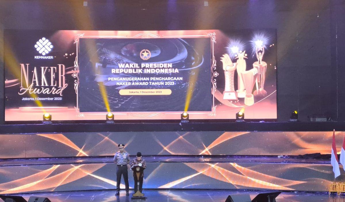 "Kehadiran tenaga kerja usia produktif tentu menjadi harapan besar negara kita untuk keluar dari jebakan negara pendapatan menengah,"&nbsp;<br>