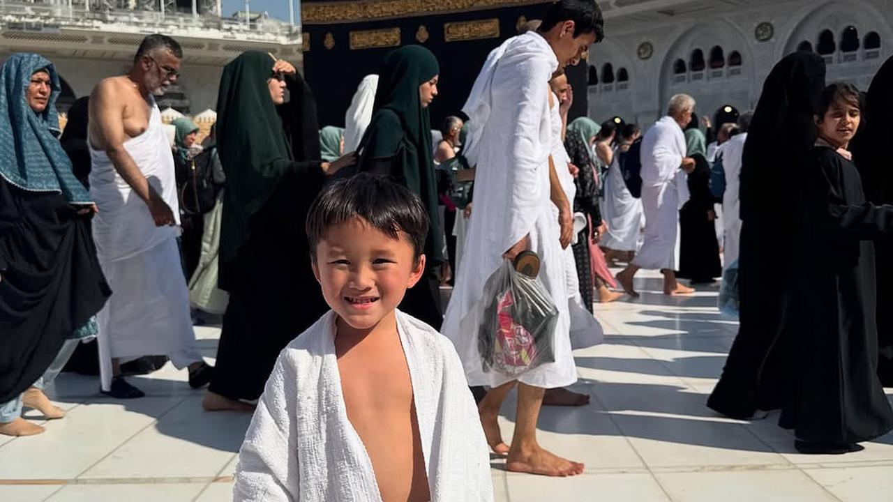 Potret Hanung Bramantyo dan Zaskia Adya Mecca Ajak Anak Umroh