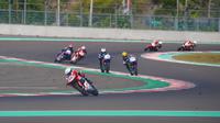Pembalap Astra Honda Racing Team (AHRT), Herjun Atna Firdaus (depan) memimpin balapan Race 1 kelas Asia Production 250 (AP250) pada ajang Asia Road Racing Championship (ARRC) 2023 di Sirkuit Mandalika, Lombok, Sabtu (12/8/2023). (Dok. AHRT)