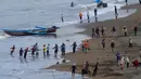 Nelayan menarik jaring sepanjang 4 km untuk menangkap ikan semar di Pantai Konang, Trenggalek, Jawa Timur, Jumat (1/9/2023). (merdeka.com/Arie Basuki)