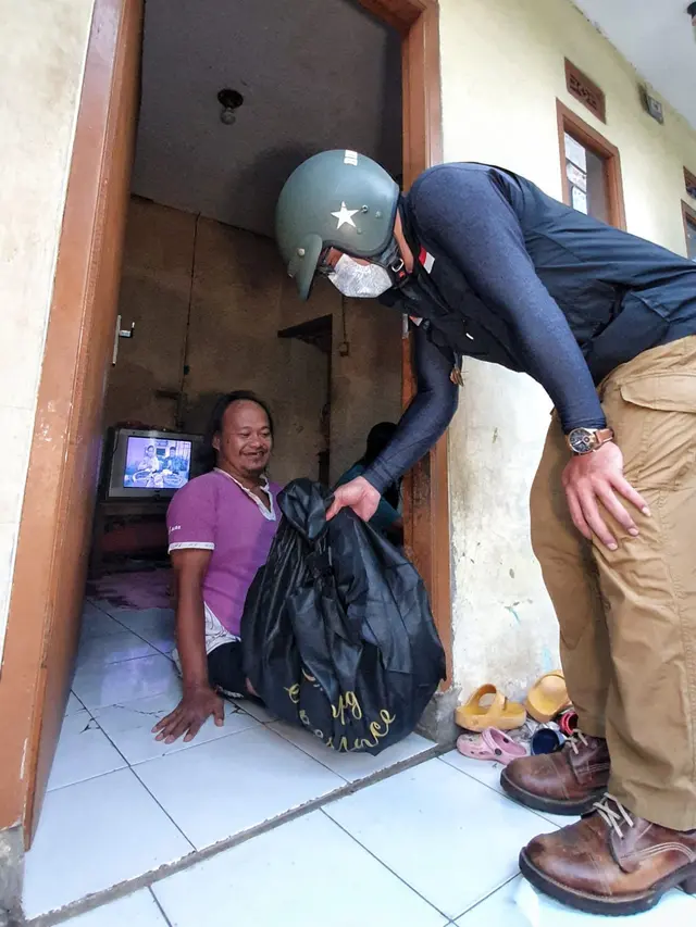 Ridwan Kamil Bagikan Bantuan Sembako ke Warga Terdampak PPKM Darurat