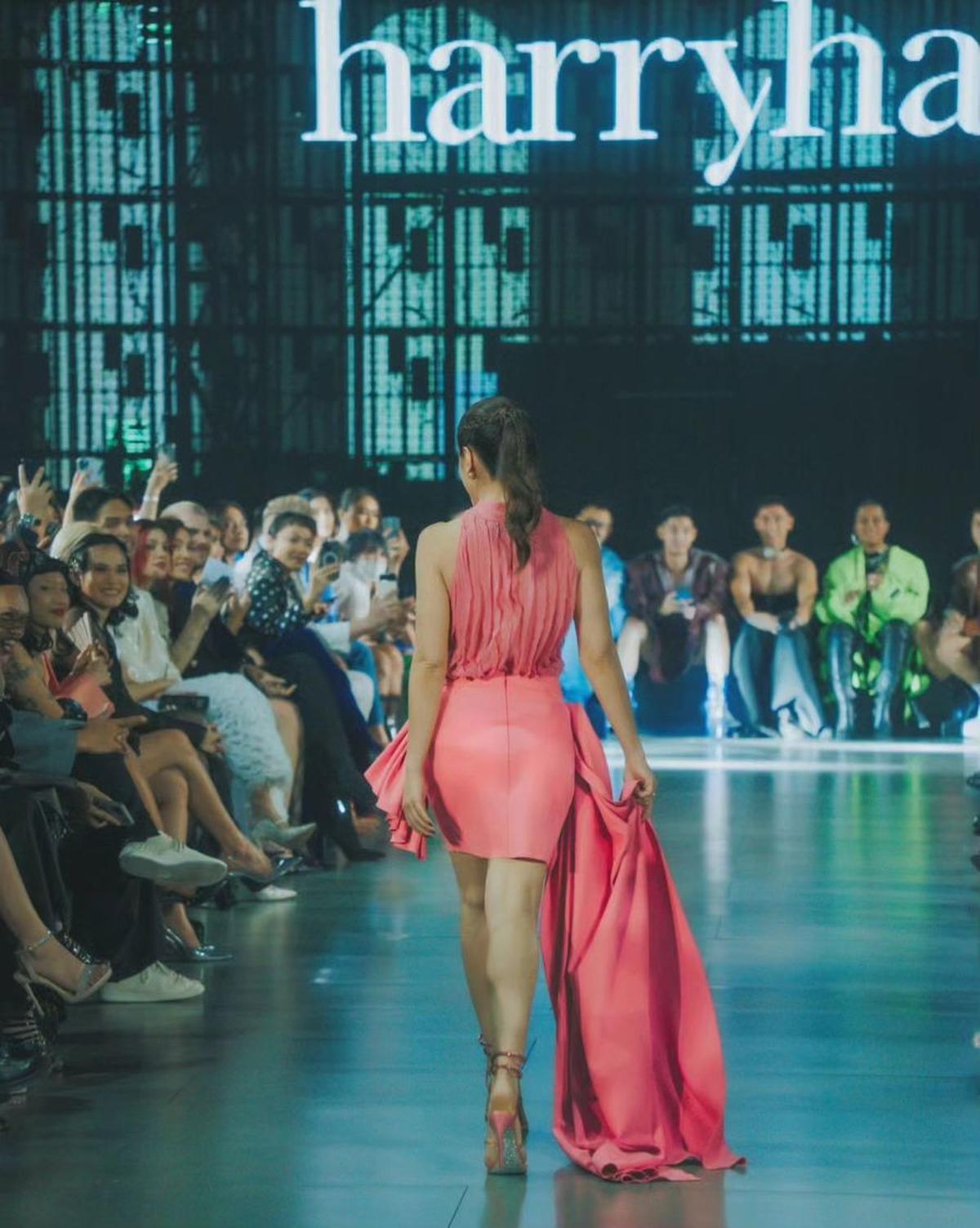 Gaya Catwalk Wulan Guritno&nbsp;